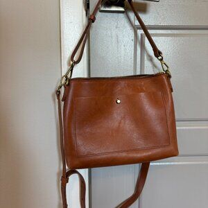 Madewell The Transport Shoulder Crossbody Bag in English Saddle
